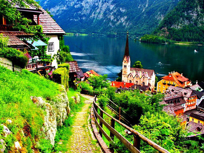 Con đường ven chân núi đẹp tựa xứ sở thần tiên.