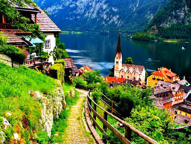 Con đường ven chân núi đẹp tựa xứ sở thần tiên.