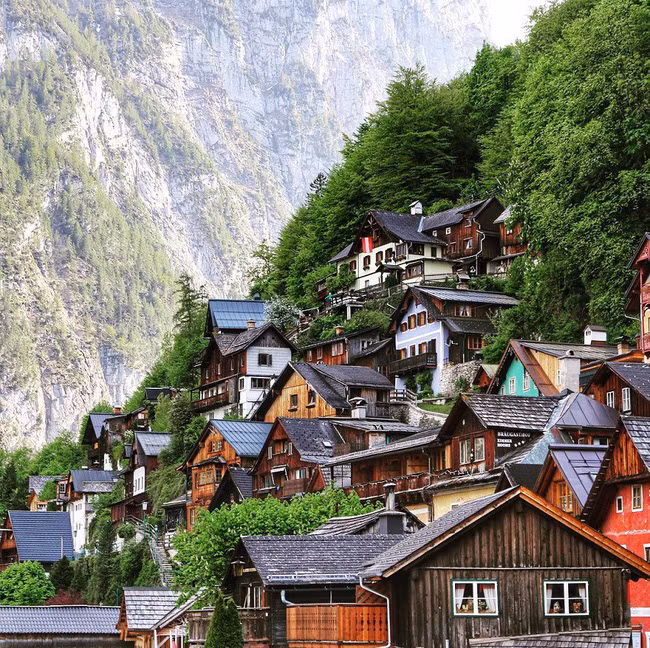 Những ngôi nhà gỗ san sát.