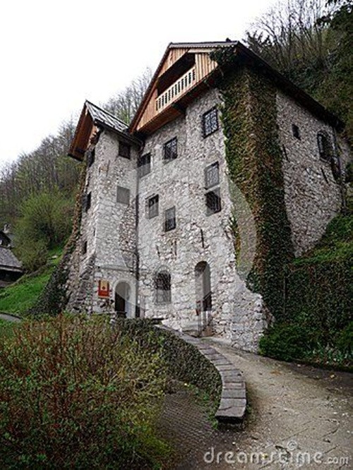 Một số ngôi nhà bằng đá còn giữ nguyên trạng.