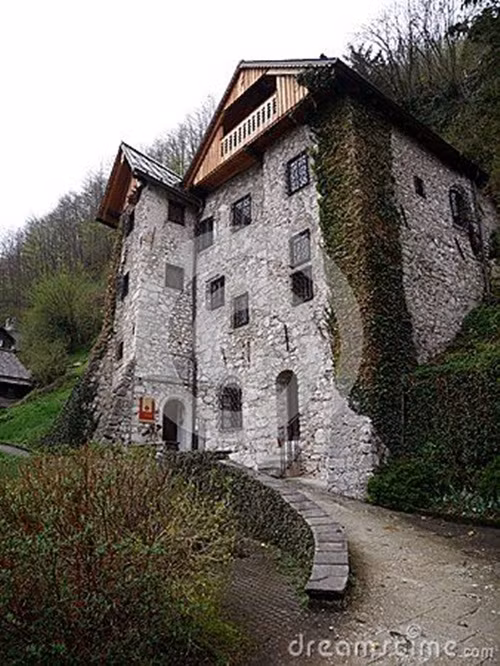 Một số ngôi nhà bằng đá còn giữ nguyên trạng.