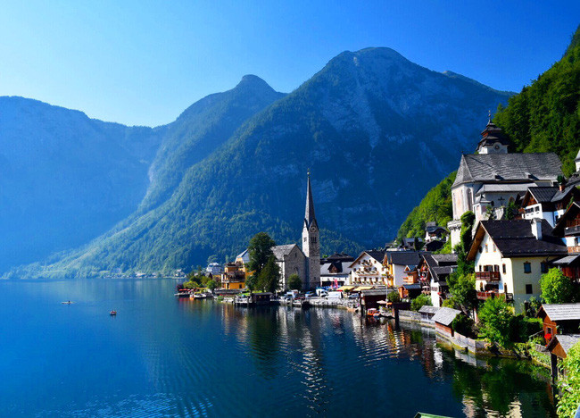 Những ngôi nhà trong làng được xây san sát nhau và nhìn về phía dòng sông tuyệt đẹp.