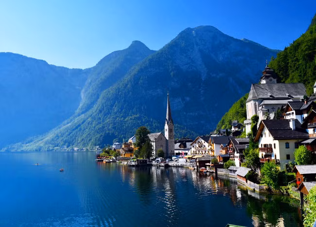 Những ngôi nhà trong làng được xây san sát nhau và nhìn về phía dòng sông tuyệt đẹp.