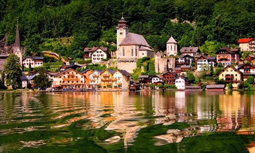 Nằm phía Tây hồ Hallstätter See (Áo), làng Hallstatt không chỉ được biết tới như Di sản Văn hoá Thế giới được UNESCO công nhận mà còn là một trong những thị trấn Trung cổ đẹp nhất ở châu Âu.