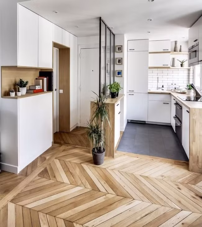 Tạo các khu riêng biệt trong căn hộ nhỏ bằng cách thay đổi thiết kế sàn. Nguồn ảnh: Brightside.