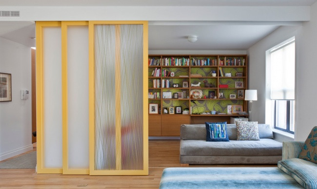 Với không gian nhỏ, cửa trượt sẽ giúp che bớt một phần không gian căn hộ khi cần thiết.
