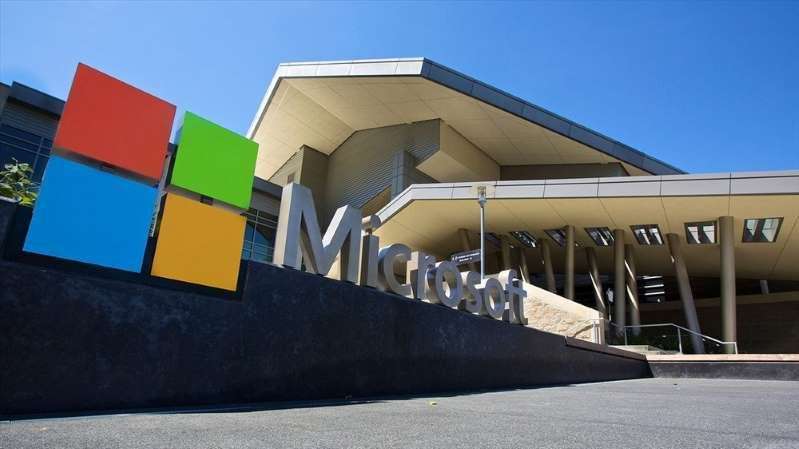 Microsoft đứng vị trí thứ 3 với 125,3 tỷ USD. Công ty chuyên phát triển, sản xuất, kinh doanh bản quyền phần mềm và hỗ trợ trên diện rộng các sản phẩm và dịch vụ liên quan đến máy tính.