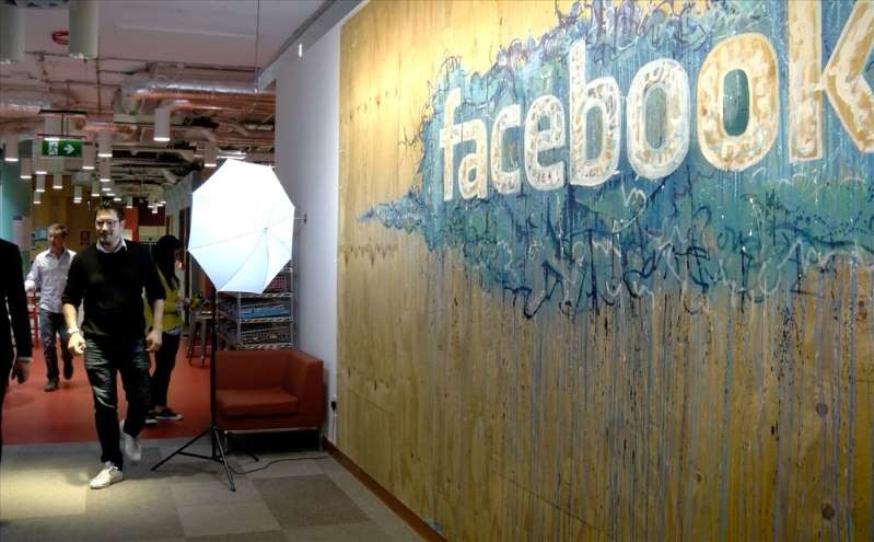 Ở vị trí thứ 5 là Facebook. Đây là thương hiệu duy nhất trong top 10 giảm giá trị trong năm qua, sụt 6% chỉ còn 88,9 tỷ USD.