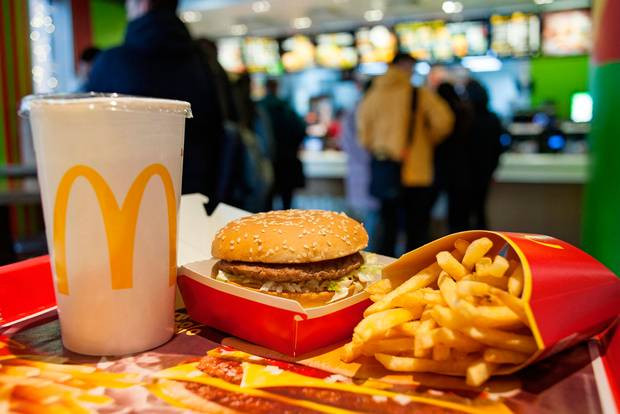 McDonald's là một tập đoàn kinh doanh hệ thống nhà hàng thức ăn nhanh với khoảng 36.000 nhà hàng tại 119 quốc gia phục vụ 43 triệu lượt khách mỗi ngày dưới thương hiệu riêng của mình. Nguồn ảnh: Forbes.