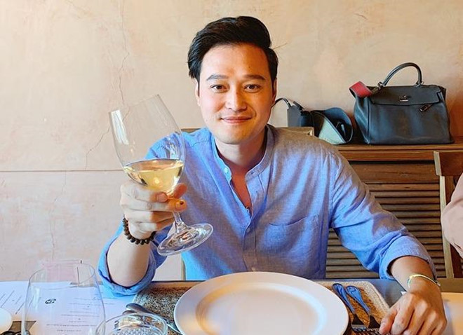 Mới đây, trên trang cá nhân, nam ca sĩ Quang Vinh khiến khán giả bất ngờ khi chia sẻ dòng cảm xúc đang yêu: "Ủa, chết cha, lỡ yêu rồi".