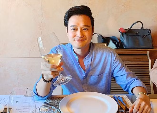 Mới đây, trên trang cá nhân, nam ca sĩ Quang Vinh khiến khán giả bất ngờ khi chia sẻ dòng cảm xúc đang yêu: "Ủa, chết cha, lỡ yêu rồi".