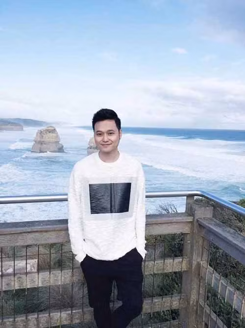 Khi đang rất thành công với sự nghiệp ca hát, "Hoàng tử sơn ca" bất ngờ chia tay showbiz trong sự nuối tiếc của nhiều người.