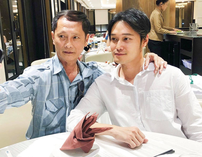 Nam ca sĩ còn bất ngờ chia sẻ hình ảnh ăn tối bên cha tại một nhà hàng ở TP HCM. Qua Vinh cho biết, cha anh tên Vân, cũng từng kinh doanh đồ điện tử.