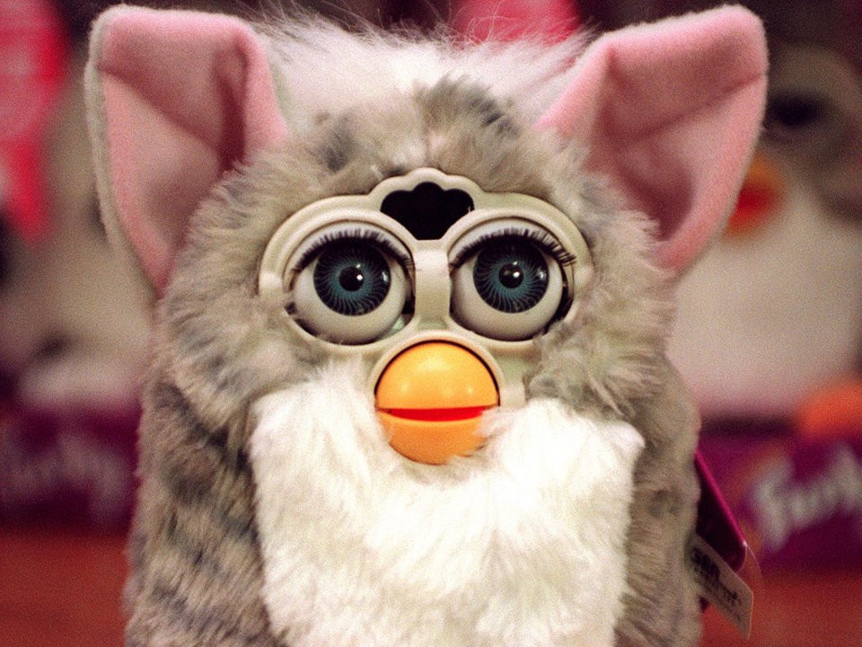 Furby là một món đồ chơi điện tử được kết hợp từ những thứ khiến chúng ta cảm thấy khó chịu nhất. Thế nhưng nó đã chiếm lĩnh thập niên 90.