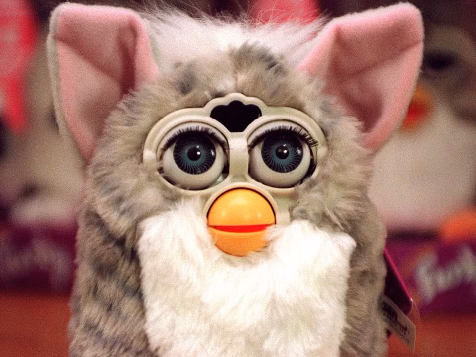 Furby là một món đồ chơi điện tử được kết hợp từ những thứ khiến chúng ta cảm thấy khó chịu nhất. Thế nhưng nó đã chiếm lĩnh thập niên 90.