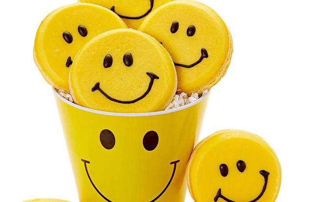 Ban đầu, khuôn mặt Smiley chỉ được in trên 100 huy hiệu và phát cho nội bộ công ty. Nhưng sau đó ý tưởng này đã tạo hiệu ứng cực tốt và ngày nay nó kiếm được hơn 250 triệu USD mỗi năm. Nguồn ảnh: Business Insider.