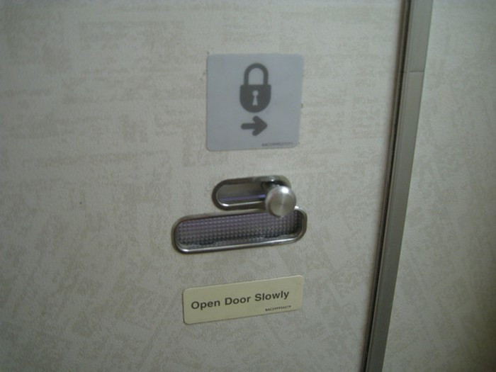 Tại vị trí tay nắm cửa phòng vệ sinh, các nhà vi trùng học đã tìm thấy 451 vi khuẩn trên một centimet vuông. Nguồn ảnh: Internet.