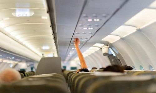 Không ít người lầm tưởng rằng điều hòa trên trần là nơi sạch nhất trên máy bay vì nó liên tục đẩy gió ra. Tuy nhiên, kết quả nghiên cứu cho thấy, nút điều chỉnh điều hòa là nơi chứa tới 1.838 vi khuẩn/cm2.