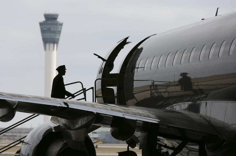 Nếu tự túc, chi phí để theo học giấc mơ bay cũng là một con số khổng lồ, dao động từ 1,5-2,5 tỷ đồng.