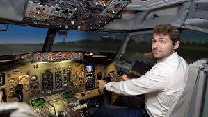 Sau đó, bạn phải tham gia nhiều buổi học với hàng trăm giờ bay thử trước khi lấy được bằng lái máy bay.