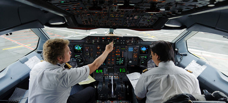 Học viên sẽ bắt đầu từ cấp bậc học viên trước khi có thể đạt được chấp thuận tham gia đội bay thương mại. Đặc biệt, tiêu chuẩn sức khỏe hạng nhất ở Mỹ tương tự với châu Âu, bắt buộc các phi công phải vượt qua bài kiểm tra điện tâm đồ khi ở tuổi 35 và hằng năm đối với những người từ 40 tuổi trở lên.