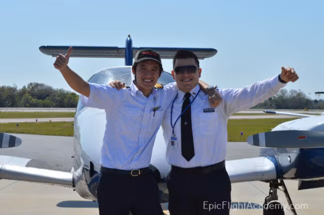  Phi công được biết đến là nghề có thu nhập cao khi mức lương lên tới cả trăm triệu đồng/tháng. Tuy nhiên, để trở thành phi công lành nghề, họ phải trải qua các khóa huấn luyện vô cùng khắt khe.