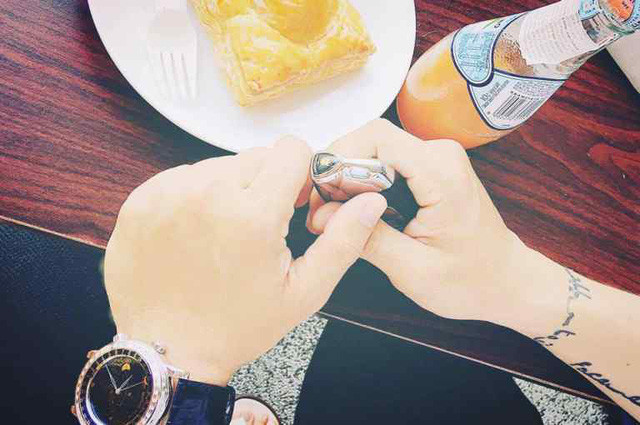 Chàng thiếu gia Sài thành còn đeo đồng hồ hàng hiệu Patek Philippe, giá trị của nó ít nhất 10 tỷ đồng. Ảnh: Giadinhxahoi.