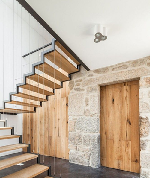 Ưu điểm của cầu thang dây cáp là giúp ánh sáng và gió có thể lùa vào bên trong tạo không gian thoáng đãng và dễ chịu cho căn nhà. Ảnh: Cauthanggo.