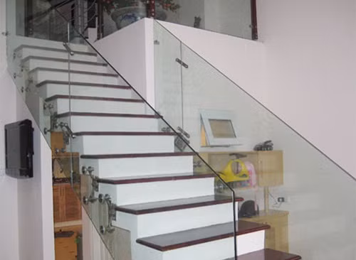 Ngày nay, lan can kính cường lực đang dần trở thành xu thế trong kiến trúc hiện đại. Ảnh: Licoglass.