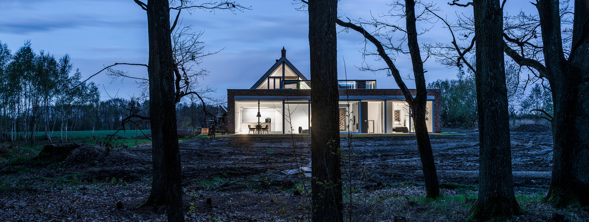 Căn nhà được xây trực từ mặt đất.