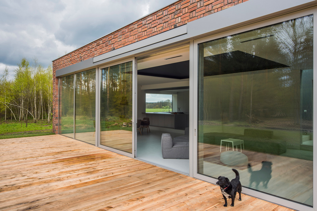 Không gian sinh hoạt chung thoáng rộng, có tầm nhìn bao quát cả khu rừng.