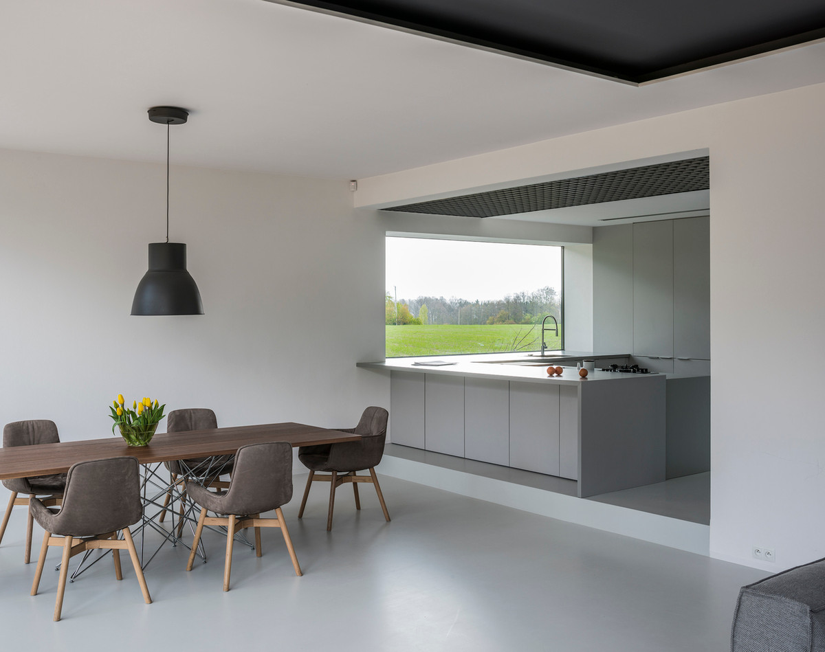 Nhà bếp, bàn ăn với gam màu trắng xám sang trọng.