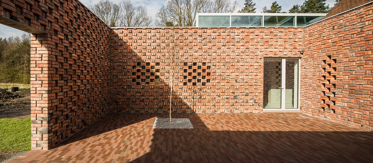 Đặc biệt, các lỗ gạch thay thế hoàn toàn cho cửa sổ lớn đã cũ kỹ.