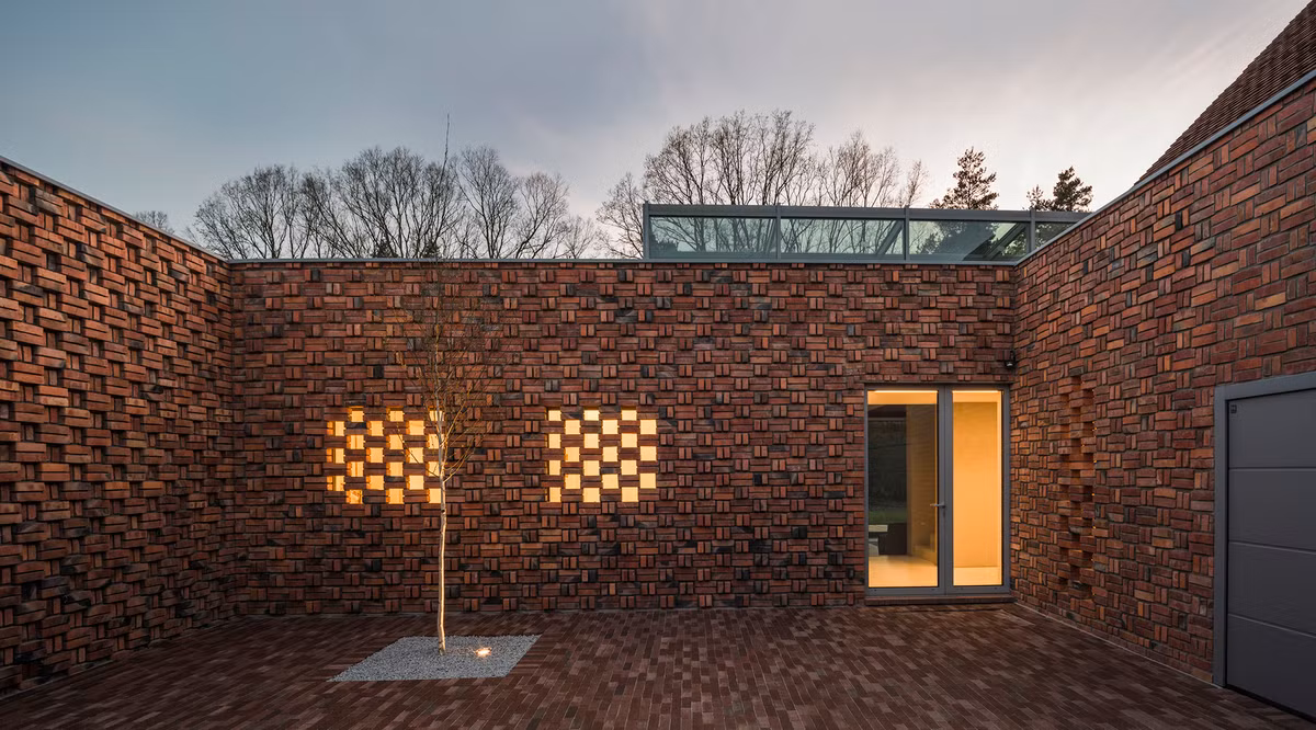 Không quá nổi bật nhưng Red House gây ấn tượng bởi thiết kế độc lạ.