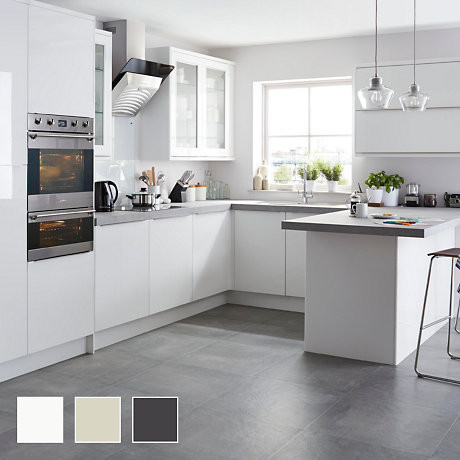 Bếp kiêng đối diện nhà vệ sinh: Nhiều người thường đặt bếp đối diện nhà vệ sinh, nhất là những căn hộ chung cư. Tuy nhiên, việc đặt bếp đối diện nhà vệ sinh thường gây khó khăn cho gia chủ trong công việc làm ăn bởi bếp là mệnh Hỏa, còn nhà vệ sinh thường liên quan tới nước là mênh Thủy. Khi Thủy, Hỏa gần nhau sẽ không tốt cho gia chủ.