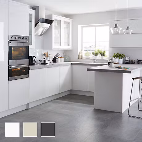 Bếp kiêng đối diện nhà vệ sinh: Nhiều người thường đặt bếp đối diện nhà vệ sinh, nhất là những căn hộ chung cư. Tuy nhiên, việc đặt bếp đối diện nhà vệ sinh thường gây khó khăn cho gia chủ trong công việc làm ăn bởi bếp là mệnh Hỏa, còn nhà vệ sinh thường liên quan tới nước là mênh Thủy. Khi Thủy, Hỏa gần nhau sẽ không tốt cho gia chủ.