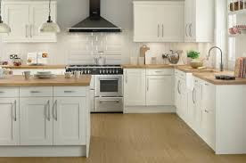 Bạn nên đặt bếp theo tương sinh ngũ hành, cần đặt ở chỗ tốt cho vận mệnh của chủ nhân trong gia đình. Trong nhà bếp là nơi dành cho nữ giới vì vậy bạn cần phải đặt bếp theo ngũ hành tuổi của người phụ nữ trong gia đình.