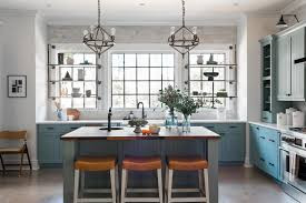 Bởi khi đặt đối diện trường hợp này được xem như Hỏa môn đối với Thủy khẩu. Khi đó, mặt tiền của bếp hay hướng bếp sẽ nhận được nhiều Thủy khí và làm cho Hỏa khí không được vượng làm cho gia chủ dễ nảy sinh mâu thuẫn, công việc làm ăn không được thịnh vượng.