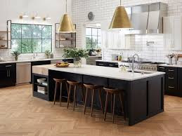 Cửa chính “lệch” với cửa nhà bếp: Bạn nên đặt bếp lệch cửa chính vì cửa chính là luồng khí giúp tài vận vào nhà, nếu đặt thẳng bếp sẽ khiến cho tài chính trong nhà đi ra nhiều hơn đi vào. Tiền bạc của gia đình bạn cứ thế đội nón ra đi, hao tài tốn của.