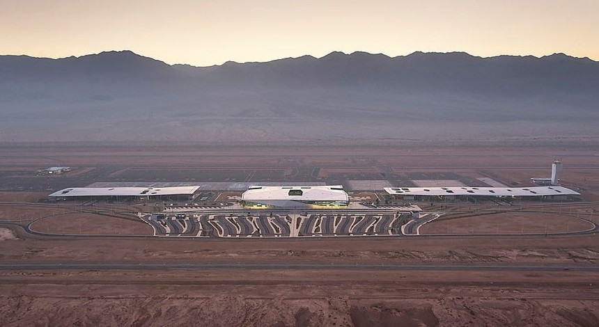 Đường băng tại sân bay đủ cho 60 chiếc máy bay đỗ và tiếp nhiên liệu.