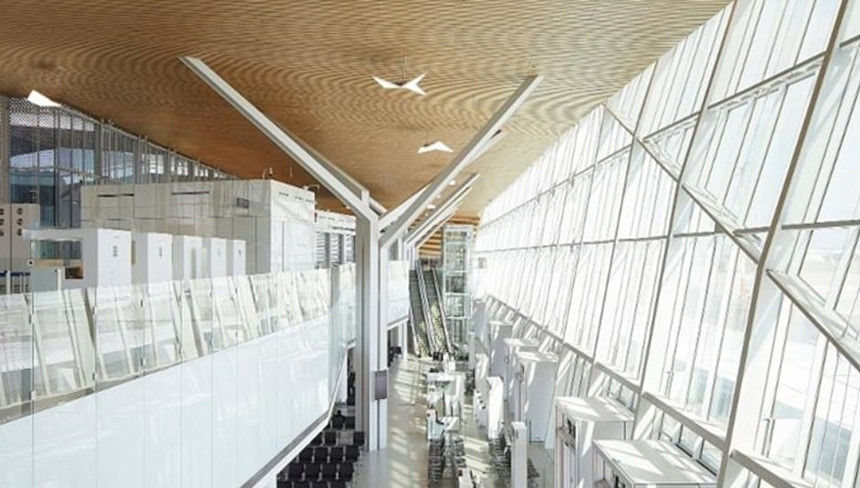 Tòa nhà chờ tại sân bay được lắp đặt các tấm kính khổng lồ cho ánh sáng tự nhiên tràn vào.