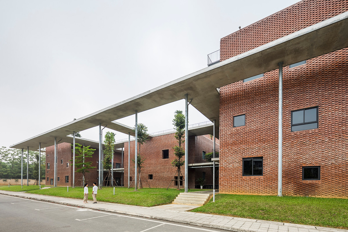 Sự kết hợp của mặt tiền gạch đỏ với không gian xanh mang đến bầu không khí hài hòa với thiên nhiên.