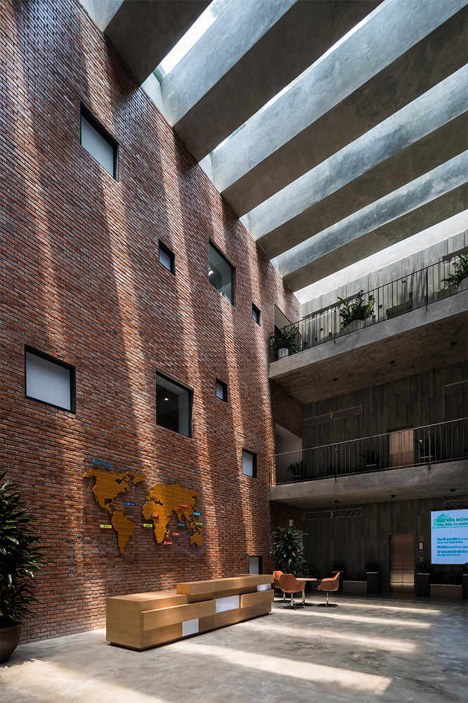 Con đường, hành lang và cầu thang góp phần tạo cảnh quan đa dạng.