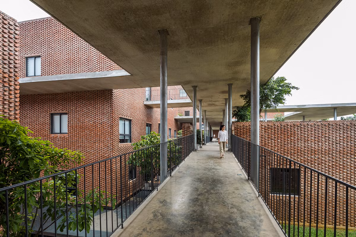 Lối đi bộ trên cao được làm bằng bê tông nhẹ.