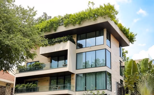 Căn nhà được lắp đặt hệ thống cửa kính cường lực bao khung tạo nên sự sang trọng và hiện đại.