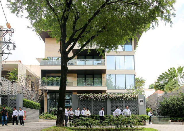 Hoa hậu Thu Thảo hiện đang sống cùng gia đình tại căn biệt thự khang trang nằm ngay trục đường lớn thuộc quận 1. Căn biệt thự thuộc hàng đắt đỏ nhất tại tuyến phố trung tâm TP.HCM. Biệt thự được xây dựng kín cổng cao tường với hệ thống cửa cao khoảng 5 m. Sát cạnh gia đình là Tổng lãnh sự quán Kuwait và Cuba tại Việt Nam.