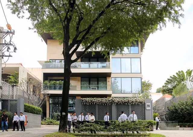 Hoa hậu Thu Thảo hiện đang sống cùng gia đình tại căn biệt thự khang trang nằm ngay trục đường lớn thuộc quận 1. Căn biệt thự thuộc hàng đắt đỏ nhất tại tuyến phố trung tâm TP.HCM. Biệt thự được xây dựng kín cổng cao tường với hệ thống cửa cao khoảng 5 m. Sát cạnh gia đình là Tổng lãnh sự quán Kuwait và Cuba tại Việt Nam.