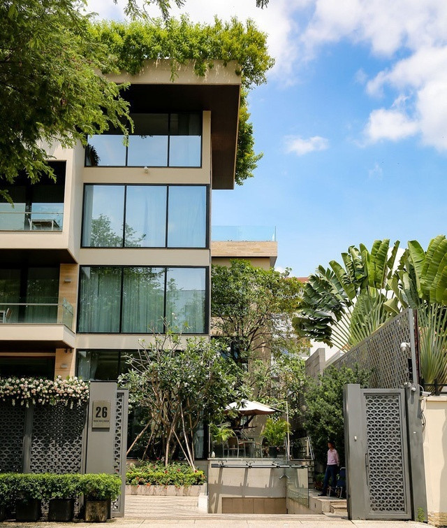 Căn biệt thự được thiết kế nhiều khoảng không dành cho cây xanh và hoa kết cầu kỳ.