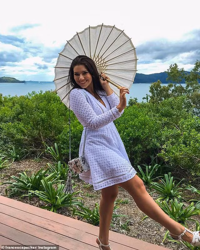 Francesca Packer Barnham (cháu gái của tỷ phú James Packer) không ngại khoe các món đồ hàng hiệu xa xỉ.