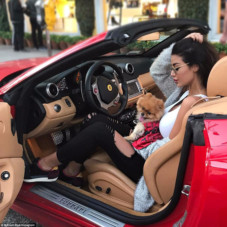Cô nàng Mariam Rod thể hiện độ giàu có của mình bằng chiếc Ferrari.